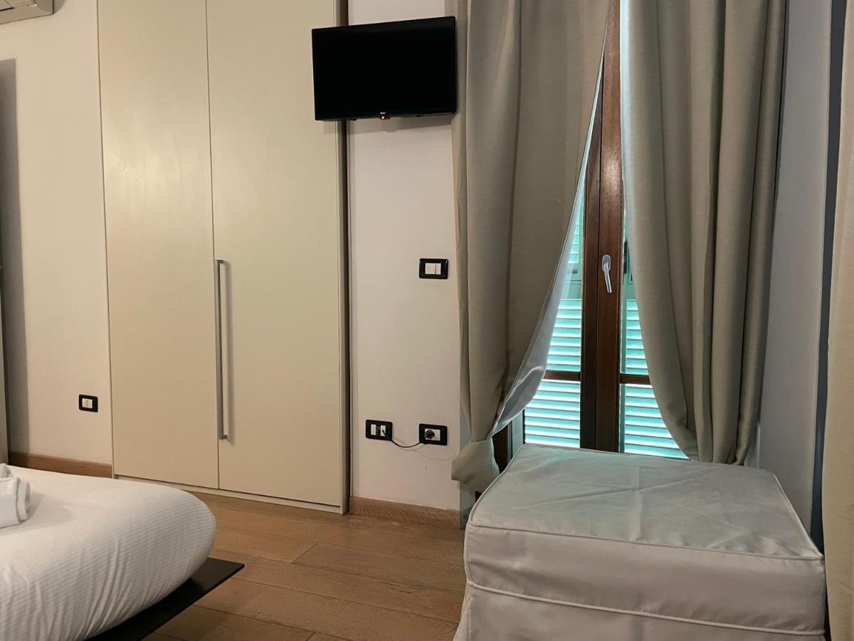 Elegante Camera Matrimoniale Con Balcone A 500 Mt Dal Mare Marina Di Carrara Ngoại thất bức ảnh